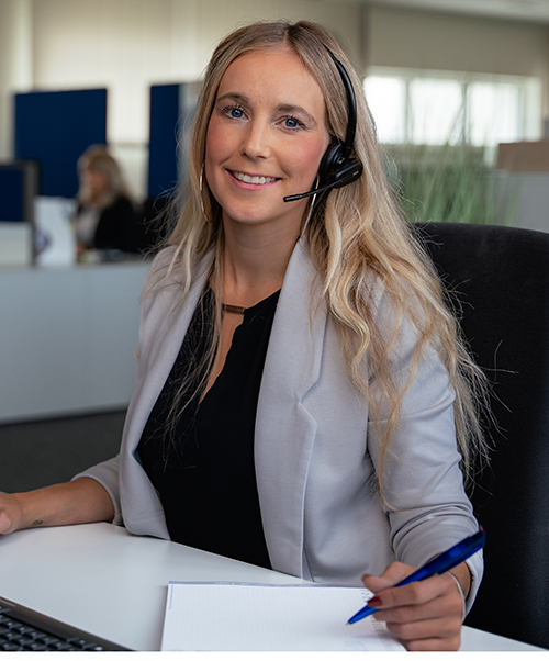 Blonde Frau mit Headset